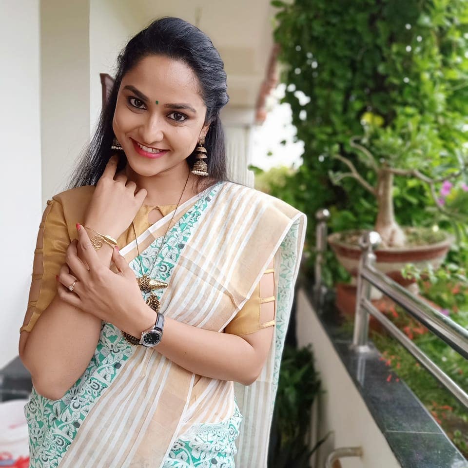 Zee Telugu Tv Anchor Kasi Annapurna In Green Saree Blouse